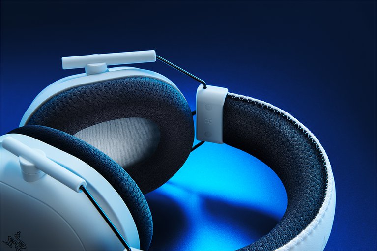 Razer BlackShark V2 Pro for PlayStation - White -view 1